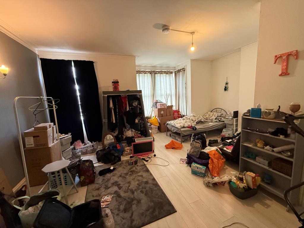 Lot: 154 - SEVEN-BEDROOM HOUSE OF MULTIPLE OCCUPATION - Bedroom three with en-suite